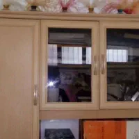 میز تحریر،کامپیوتر،لپتاپ و کتابخانه