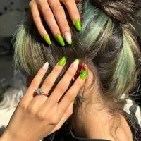 کاشت و ترمیم ناخن در رشت طراحی خاص و شیک