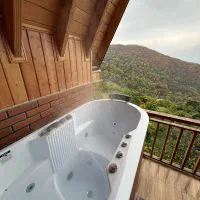 کلبه جنگلی با ویو‌ و جکوزی رویایی در رامسر