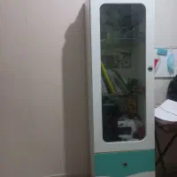 کمد ویترینی بچه و یک عدد میز تحریر