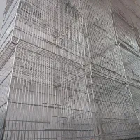 تعدادی قفس ارمان و گنبدی