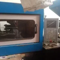 کارگر جهت کار با دستگاه تزریق پلاستیک