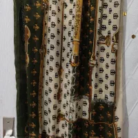 تعدادی شال و روسری|لباس|میانه, |دیوار