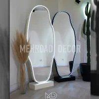 آینه قدی دفرمه پایه دار همراه با نور نئونی