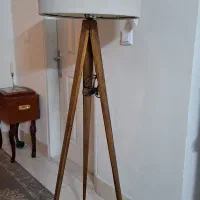 آباژور کنار سالنی چوبی مدل سه پایه|چراغ خواب و آباژور|مهاجران, |دیوار