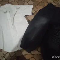 تعدادی کفش و لباس پسرانه