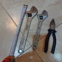 آچار فرانسه و انبر دست