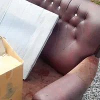 مبل چرمی به همراه میز عسلی