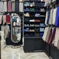 فروشنده خانم بوتیک شال