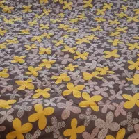 تخت خواب دو نفر تمیز و مرتب چوبی