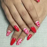 کاشت ناخن فقط۳۰۰تومان