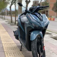 موتور سیکلت کلیک یه رنگ‌ خاص آبی مازراتی مدل 1402