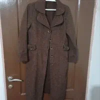 تعداد ی مانتو و شلوار وشال