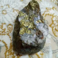 سنگ راف. طلایی. اصلی کلکسیونی. بسیار زیبا