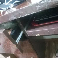 میز کامپیوتر تمیز با صندلی چرخدار