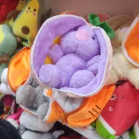 تعدادی  عروسک  از تولیدی|اسباب‌‌بازی|کهریزک, |دیوار