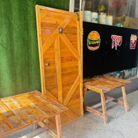 در چوبی و دو عدد میز چوبی