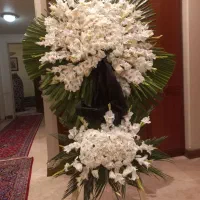 دوتا تاج گل طبیعی و دسته گل رو میزی