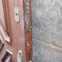 درب آپارتمانی چوبی تمیز همراه با چهارچوب درب|مصالح و تجهیزات ساختمان|مشهد, شهید بهشتی|دیوار