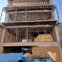 یک کارگرجوشکارمیخوام‌۷۰۰روزی برای نصب بالپست‌نبشی