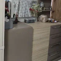 تخت ۱۲۰ در ۲۰۰ دو طرف باکس و هر طرف ۴ کشو