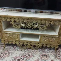 زیر تلویزیونی و ساعت برنجی