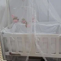 تخت کنار مادر