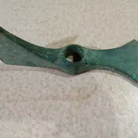 تیشه قدیمی از جنس مس|کلکسیون اشیاء عتیقه|رودسر, |دیوار