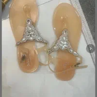 دمپایی رو فرشی دو‌جفت متفاوت