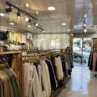 فروشنده خانم برای پوشاک زنانه