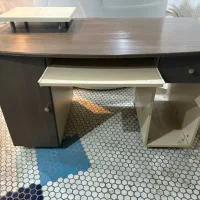 میز تحریر و کامپیوتر