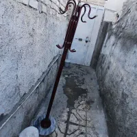 جا لباسی ایستاده