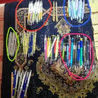 مقداری لوازم التحریر برای فروش دار