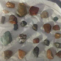 مجموعهای از سنگهای جاسپر ، عقیق و ... فروش میرسد