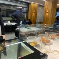 صندوقدار کافه ( ترجیحا خانم )