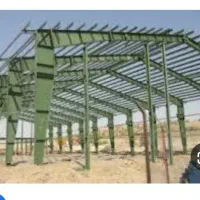 ضایعات اهن سوله . و ساختمان آسیب دیده کلی جنگ