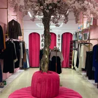 درخت مصنوعی همراه با مبل