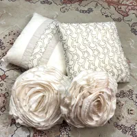 بالشت کوچک رو مبلی رو تختی