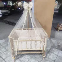 تخت کنار مادر