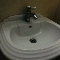 روشویی و آینه در حد نو