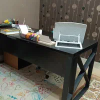میز مدیریت و کنفرانسی با ۶ صندلی در حد نو