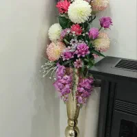 گلدان طلایی با گل‌های مصنوعی
