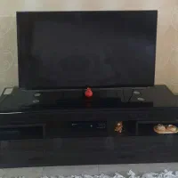 میز تلویزیون LED نو و تمیز بدن خط و خش