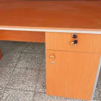 میز تحریر و کامپیوتر