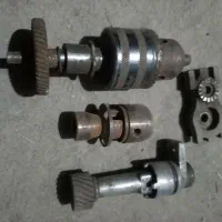 تعدادی قطعه دریل شامل سه نظام‌چرخدنده وغیره