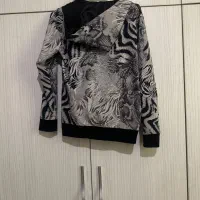 تعدادی پالتو بارونی، سویشرت شلوار ست و کاپشن|لباس|رشت, گلسار|دیوار