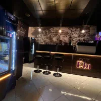 به یک باریستا یا ویتر خانم جهت همکاری درکافه