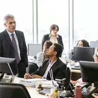 ضامن کارمند رسمی موجود میباشد