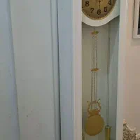 ساعت چوبی کنار سالنی