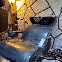 یک عدد سرشور و دو عدد صندلی اصلاح